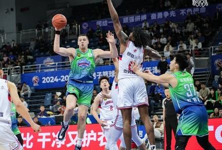 大號空砍，天津男籃外援大衛(wèi)-詹姆斯13罰11中得到26分21籃板