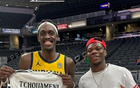 看NBA東決，瓊阿梅尼與西亞卡姆互換球衣