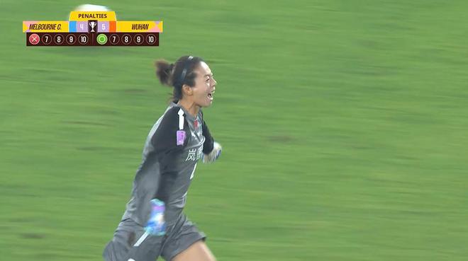 武漢女足門將陳晨替補登場，點球大戰(zhàn)撲點兩勝！